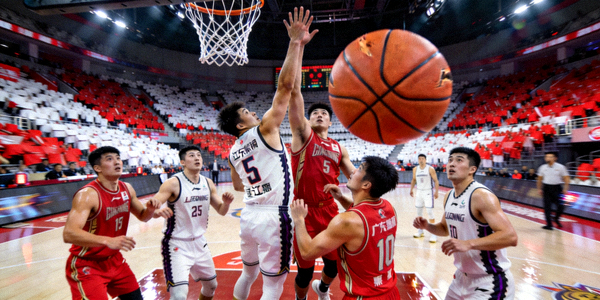 CBA联赛广东队与辽宁队总决赛激烈对抗